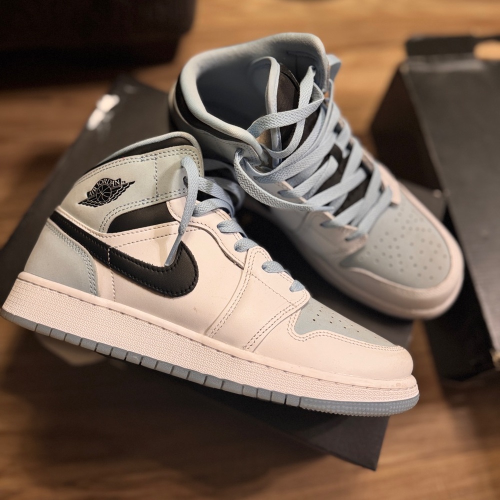 Air Jordan 1 Mid SE
white/ice blue-black